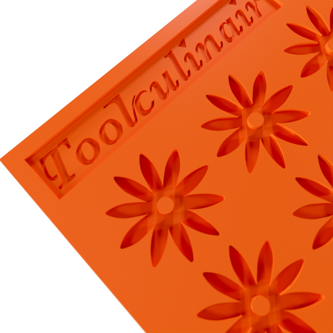 Close-up of a Stellaria tuile created with the Toolculinair silicone mold, highlighting the intricate multi-petal, star-shaped floral design—perfect for refined pastry decoration and gourmet dessert plating.
