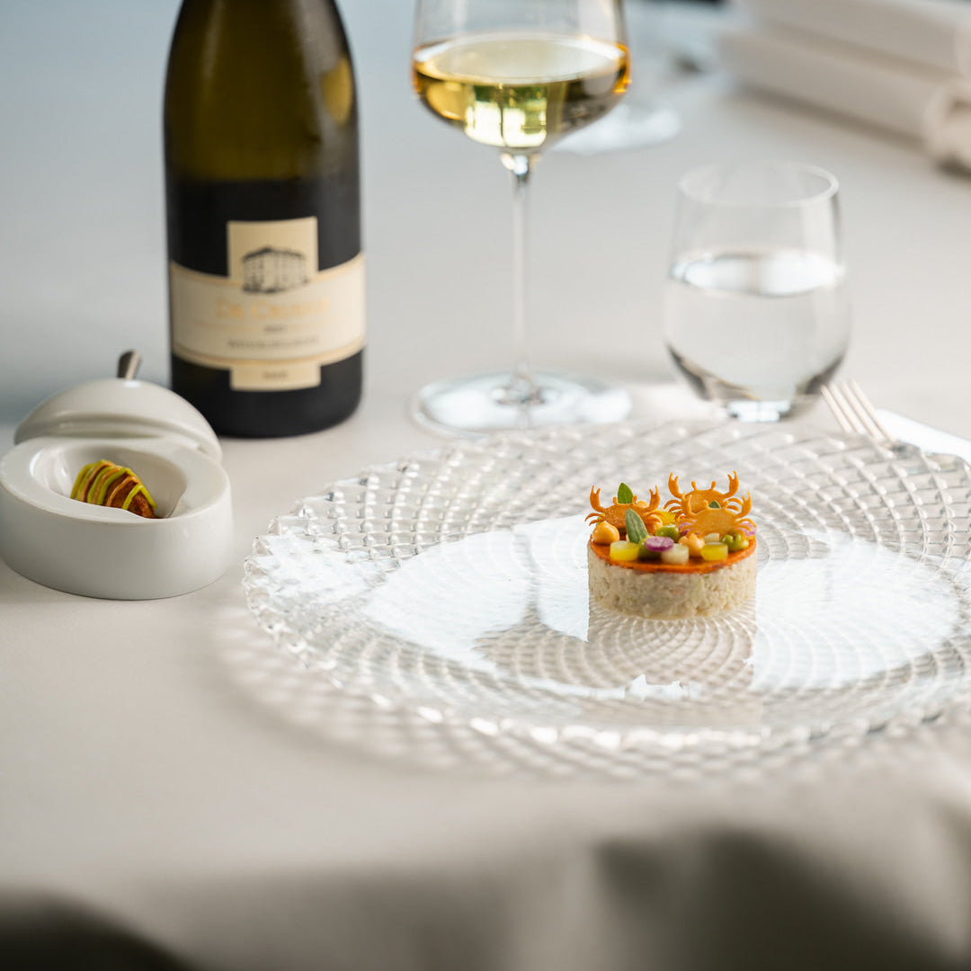 Crab appetizer plated at Restaurant De Moerbei with tuiles made using Toolculinair Crablet silicone tuile mold – photo by Platefully