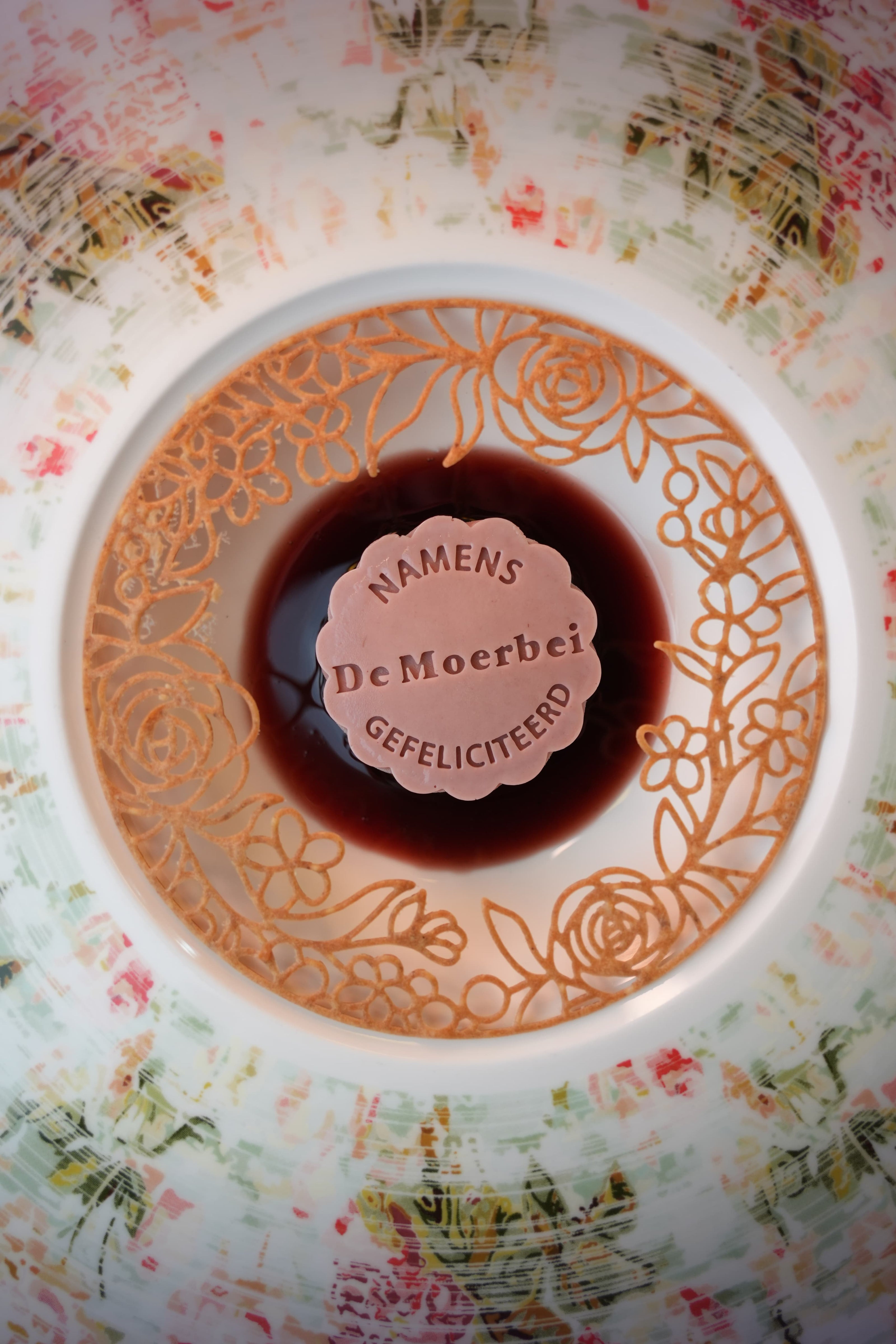 Strawberry cremaux dessert featuring a personalized edible message saying “Namens de Moerbei gefeliciteerd,” created using custom silicone molds by Toolculinair for a unique and celebratory presentation.